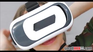 Девушка мастурбирует киску в шлеме виртуальной реальности и ебется с парнем