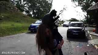 Индус заманил туристку в мотель, где развел ее на дрочку ногами и кремпай во влагалище