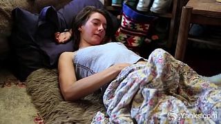 Фиолетовый самотык помогает бабе мастурбировать волосатую киску