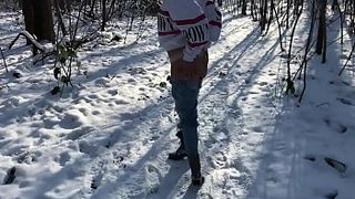 Проститутка даже в мороз сосет хуй клиенту на улице