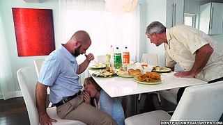 Дочь сосёт член парня под столом, когда он обедает с её отцом