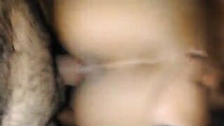 Мужик с волосатым пузом натягивает на член молодую девушку