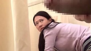 Муж трахнул азиатскую жену прямо в туалете