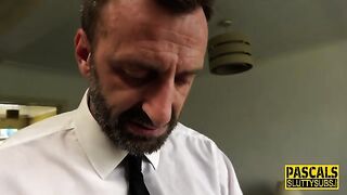 Зрелая толстая баба в красных сапогах жёстко трахается