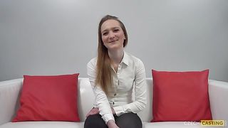 Худощавая студентка отсасывает член и трахается на кастинге