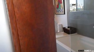 Сводная сестра прокралась в комнату к брату и трахнулась с ним