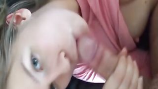 Симпатичная первокурсница отсасывает большой член сводного брата