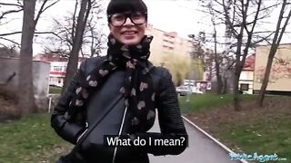 Красивая девушка в очках трахается с малознакомым парнем на улице